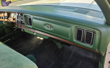 Chrysler-new-yorker-1977-white-10