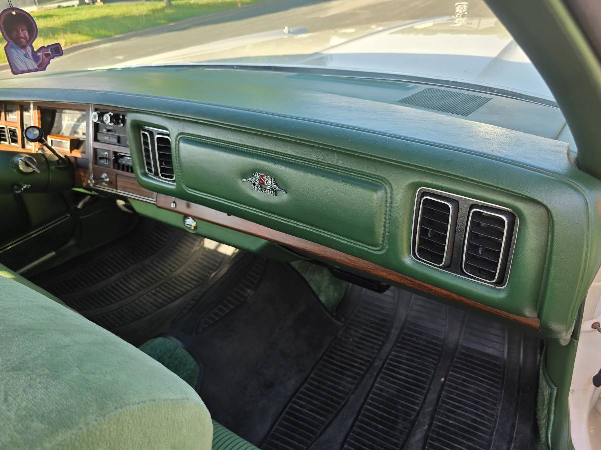 Chrysler-new-yorker-1977-white-10