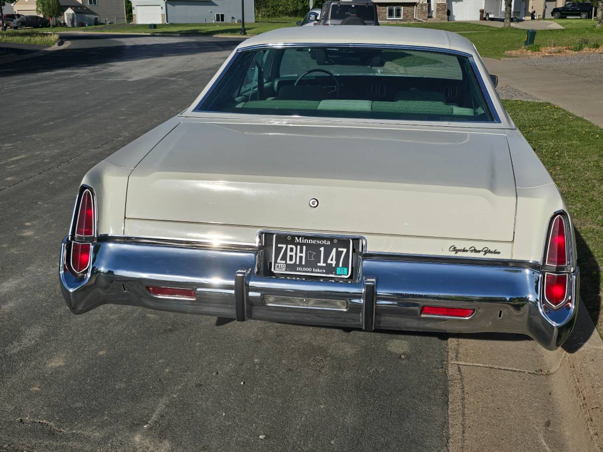 Chrysler-new-yorker-1977-white-3
