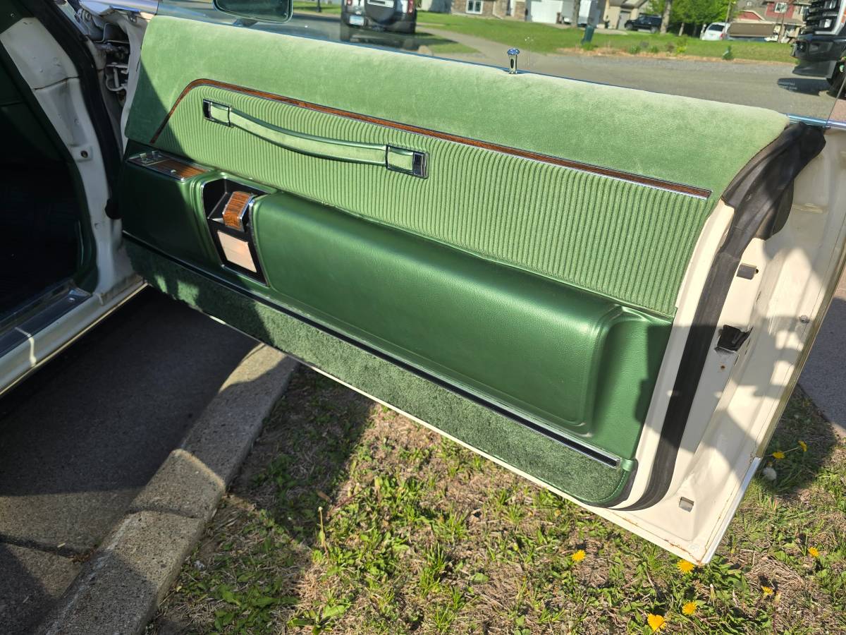 Chrysler-new-yorker-1977-white-5