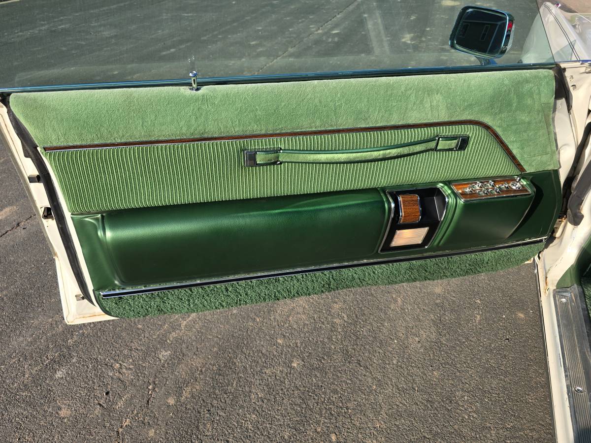 Chrysler-new-yorker-1977-white-6