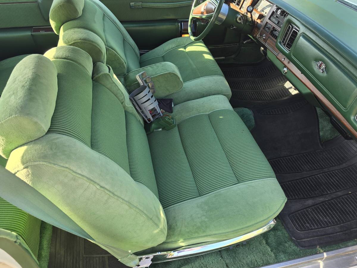 Chrysler-new-yorker-1977-white-7