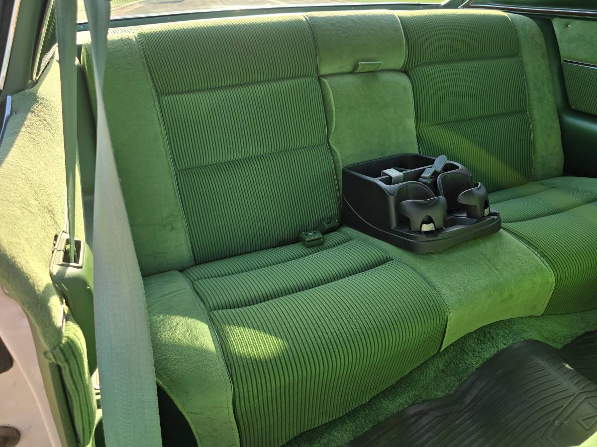Chrysler-new-yorker-1977-white-8