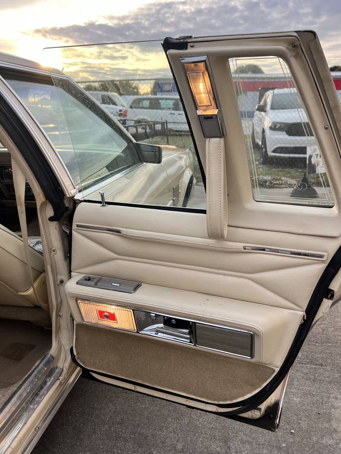 Chrysler-new-yorker-1979-custom-10