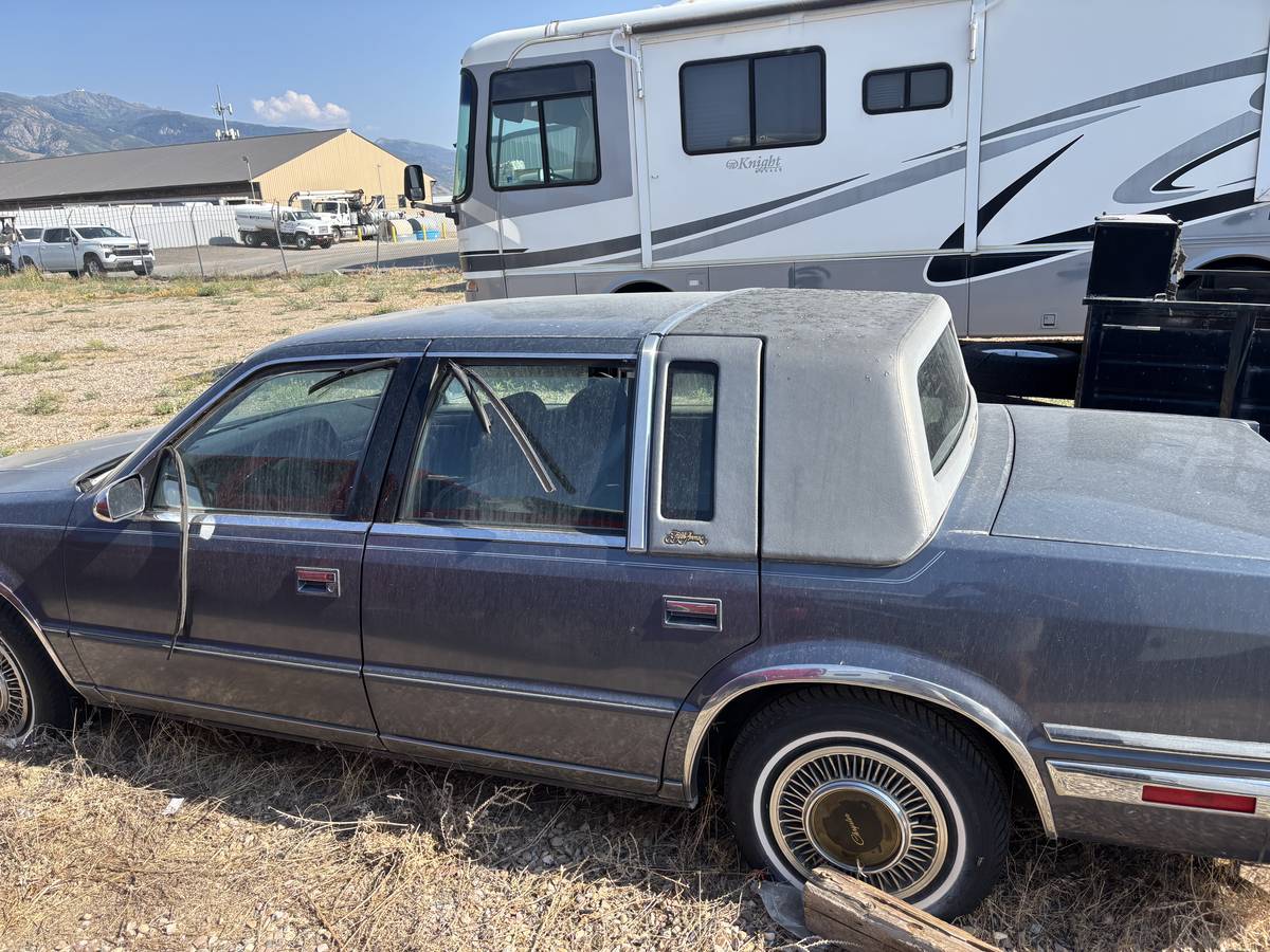 Chrysler-new-yorker-fifth-avenue-1991-blue