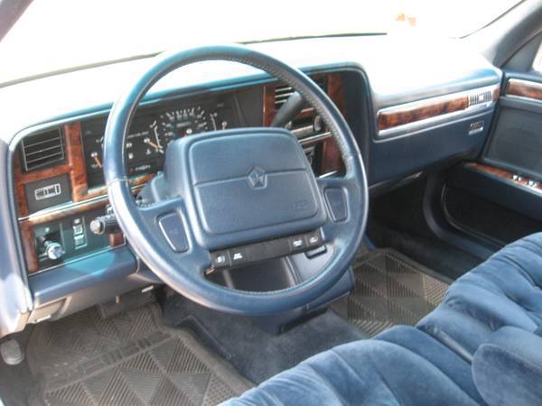 Chrysler-new-yorker-fifth-avenue-1993-white-12