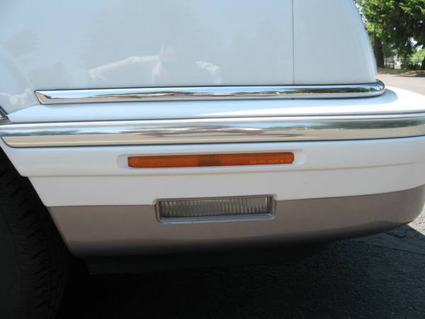 Chrysler-new-yorker-fifth-avenue-1993-white-17
