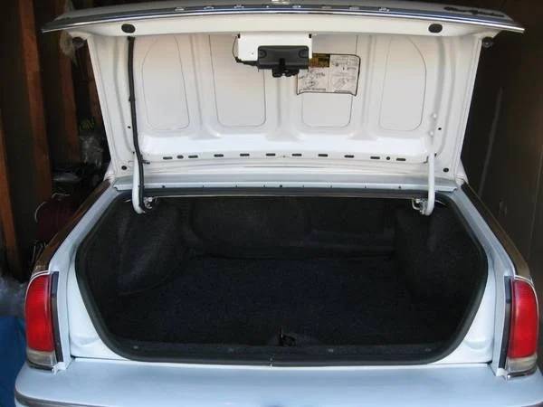 Chrysler-new-yorker-fifth-avenue-1993-white-23