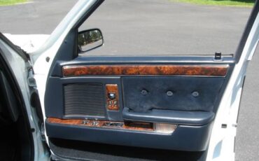 Chrysler-new-yorker-fifth-avenue-1993-white-6