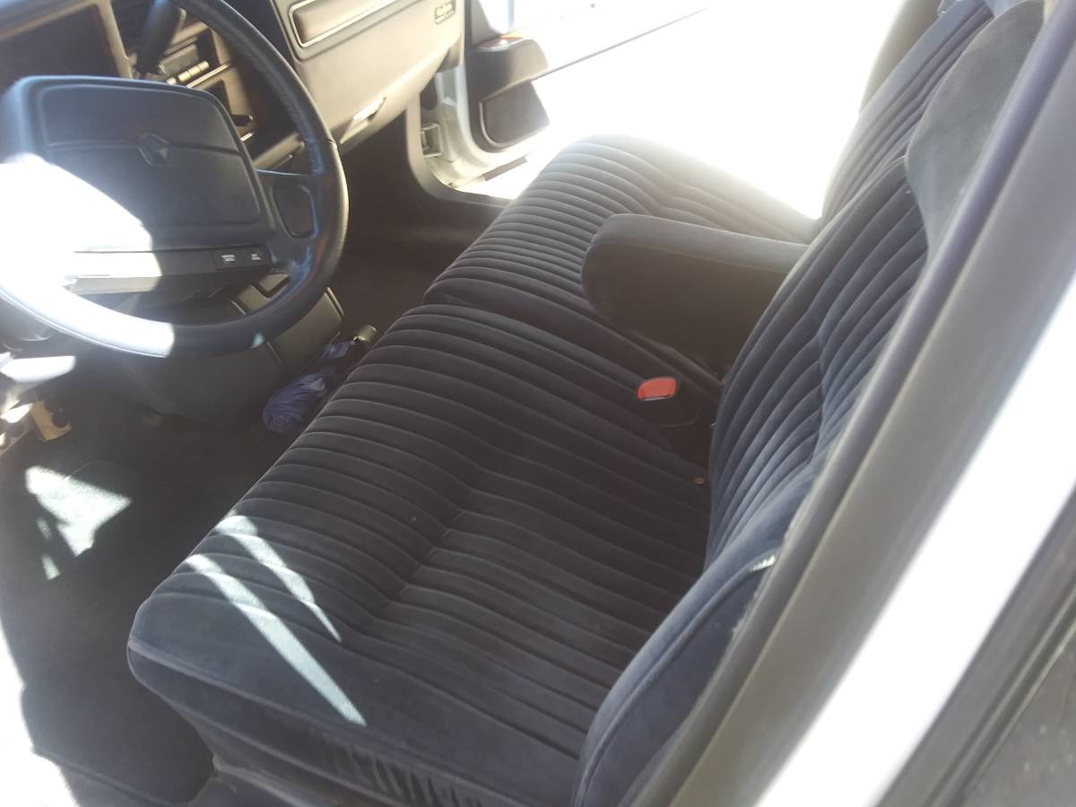 Chrysler-new-yorker-salon-1992-white-9