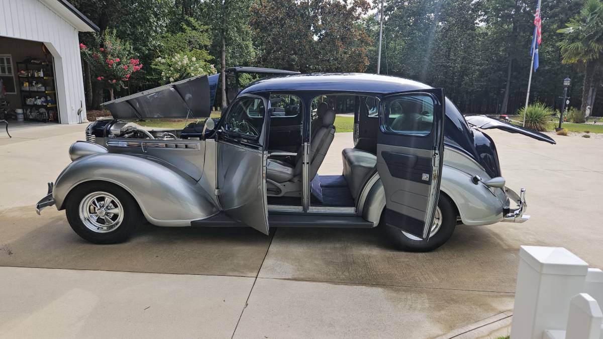 Chrysler-royal-1938-blue-10