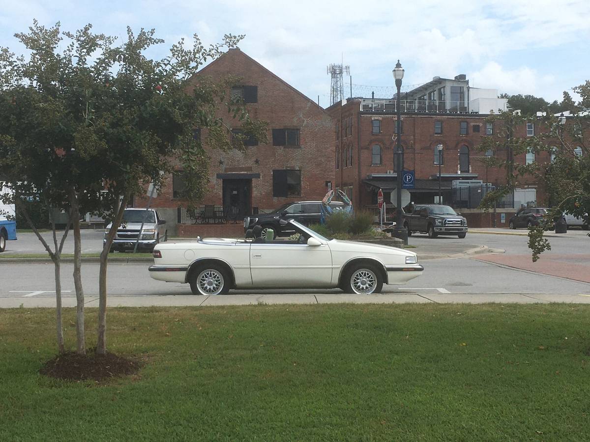 Chrysler-tc-by-maserati-1990-white-2