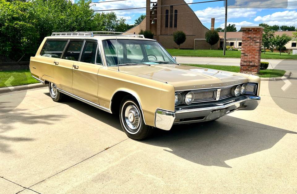 Chrysler-town-amp-country-1967-brown-13