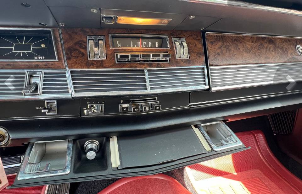 Chrysler-town-amp-country-1967-brown-9