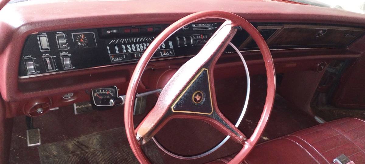 Chrysler-town-and-country-1969-red-10