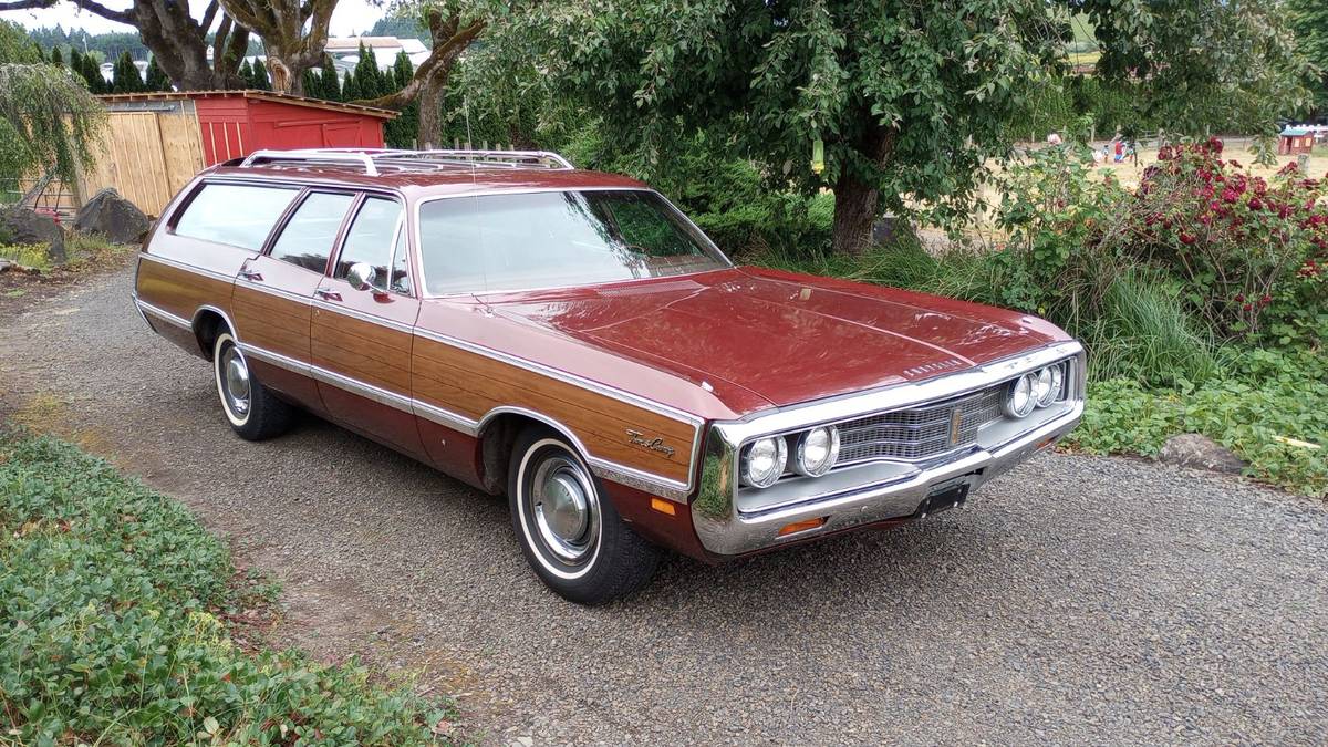 Chrysler-town-and-country-1969-red