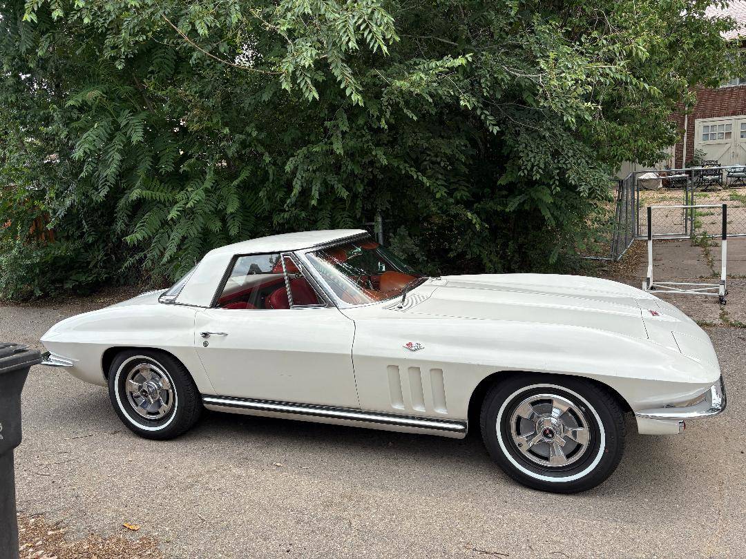 Corvette-stingray-convertible-1965-white-101