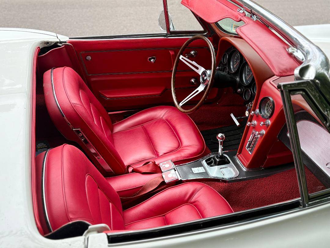 Corvette-stingray-convertible-1965-white-121