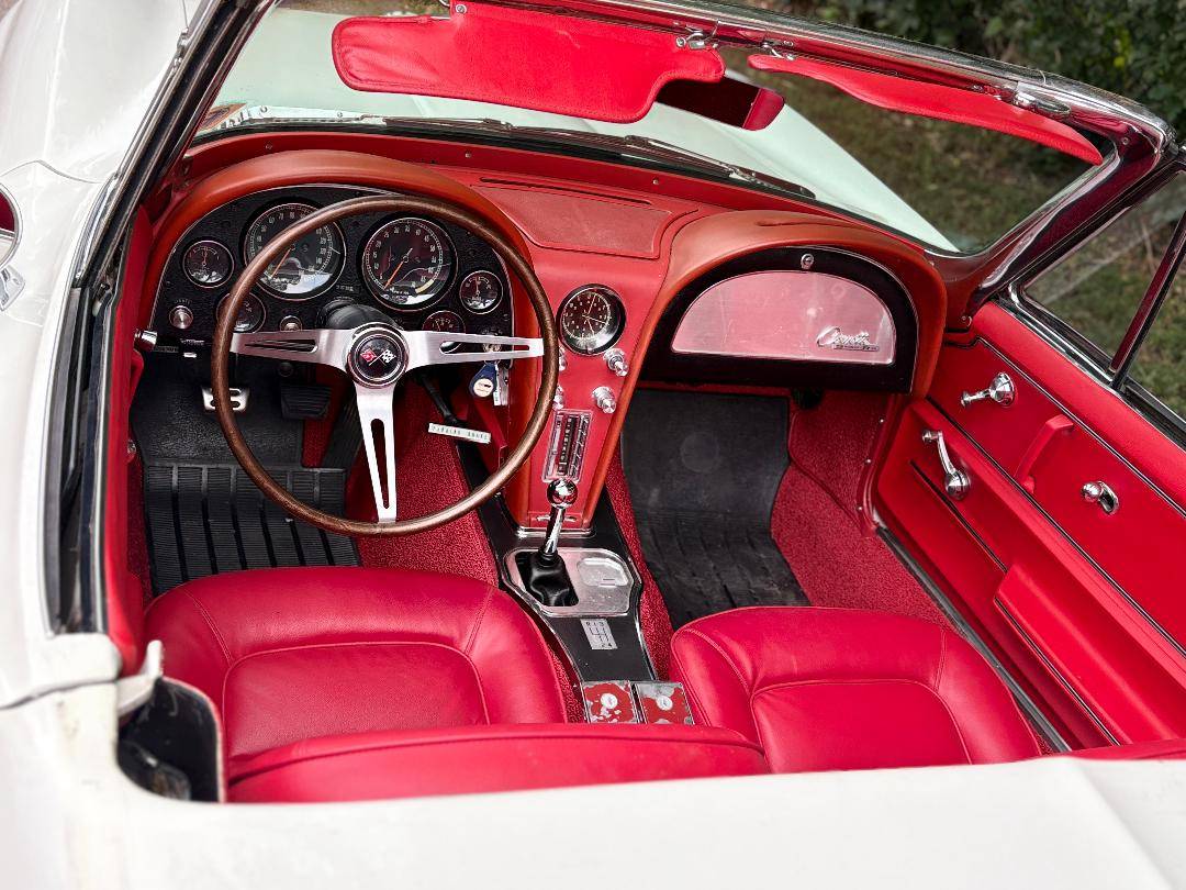 Corvette-stingray-convertible-1965-white-25