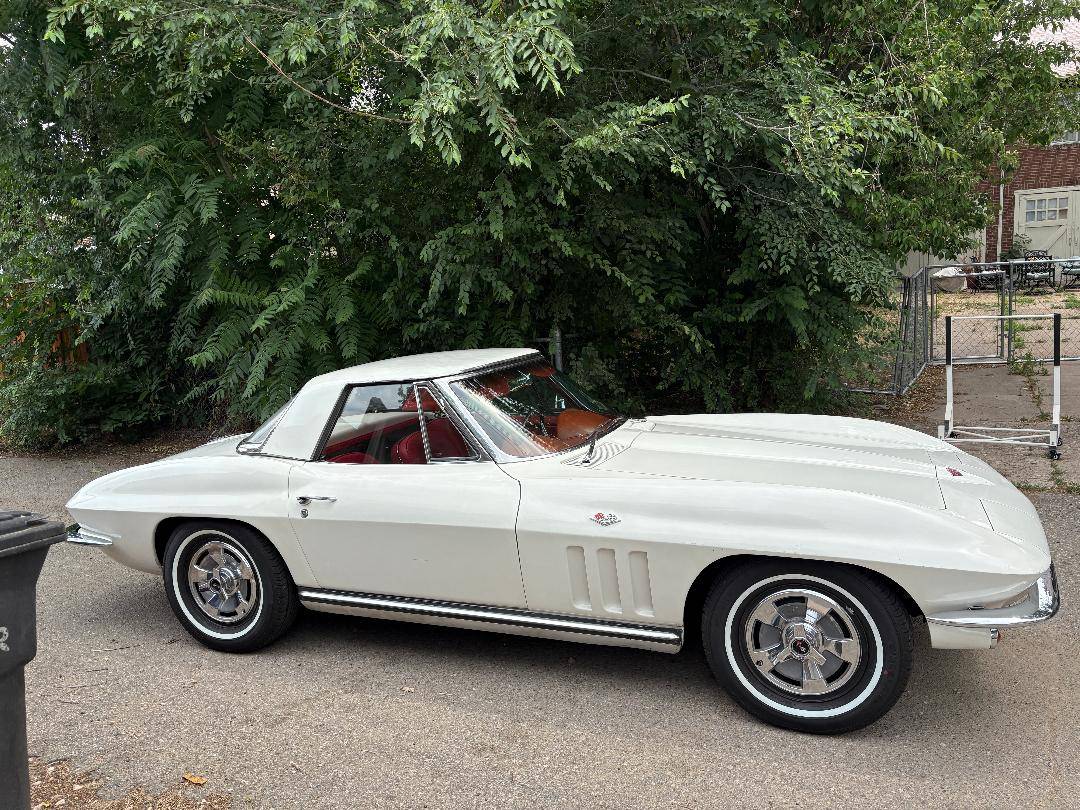Corvette-stingray-convertible-1965-white-37