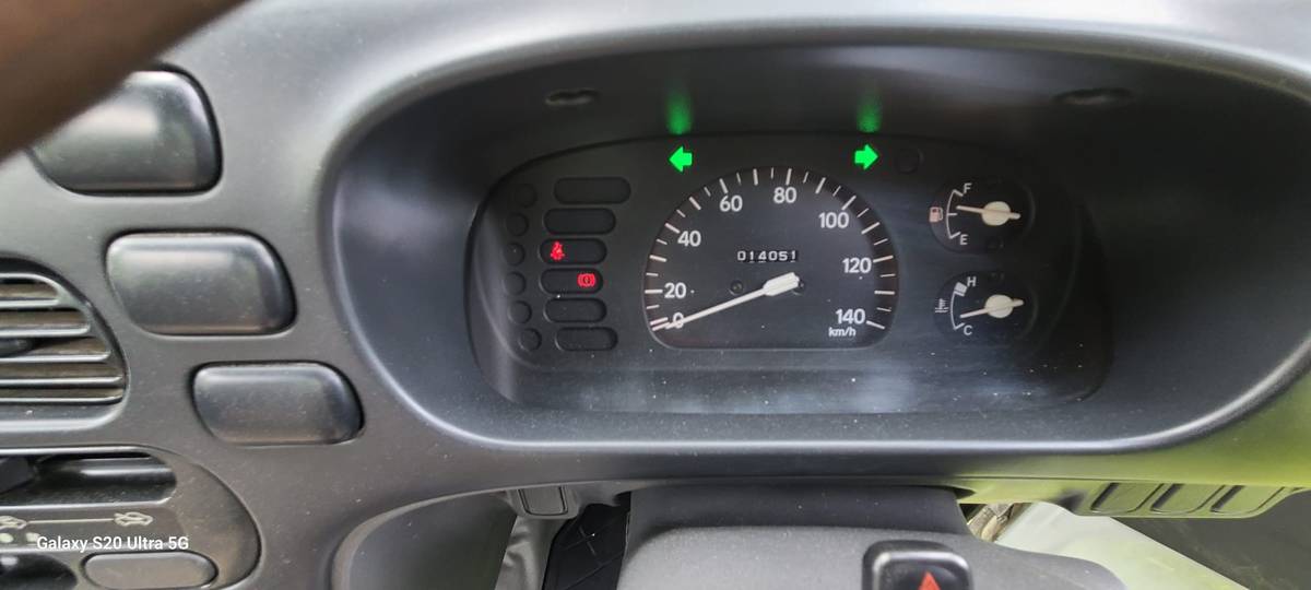 Daihatsu-hijet-1994-white-10
