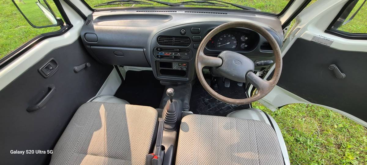 Daihatsu-hijet-1994-white-11