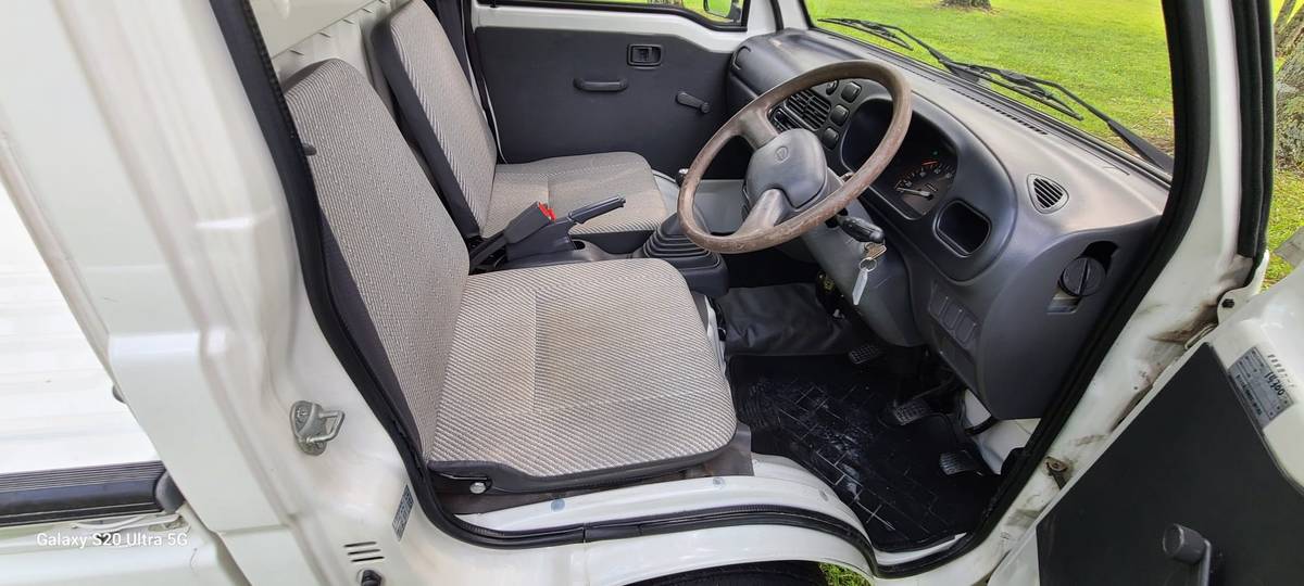 Daihatsu-hijet-1994-white-2