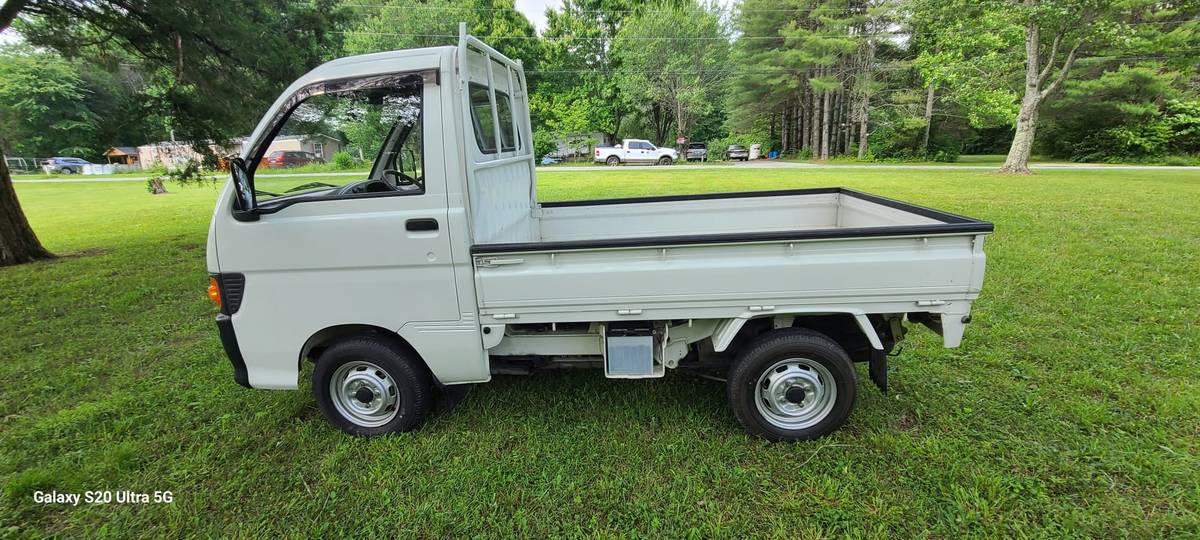 Daihatsu-hijet-1994-white-9