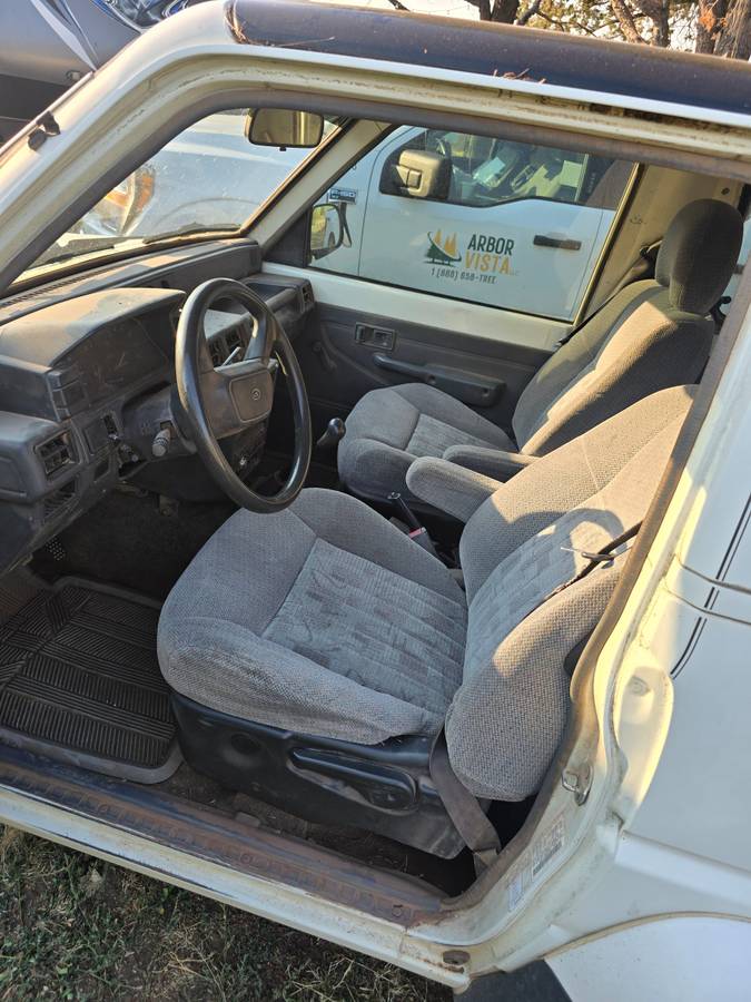 Daihatsu-rocky-1992-white-3