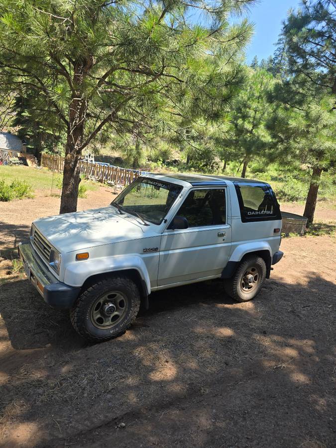Daihatsu-rocky-1992-white