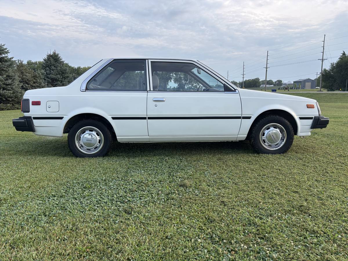 Datson-nissan-sentra-2-door-sedan-50th-annive-1984-3