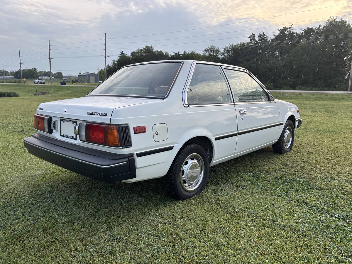 Datson-nissan-sentra-2-door-sedan-50th-annive-1984-4