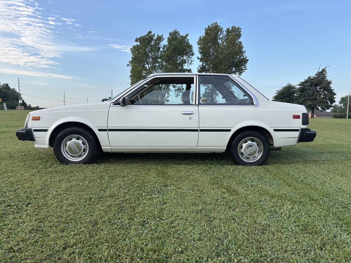 Datson-nissan-sentra-2-door-sedan-50th-annive-1984-5