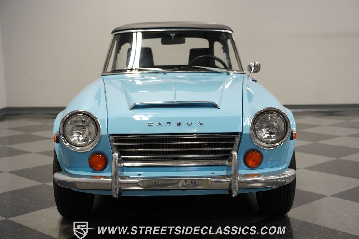 Datsun-1600-1970-Convertible-17
