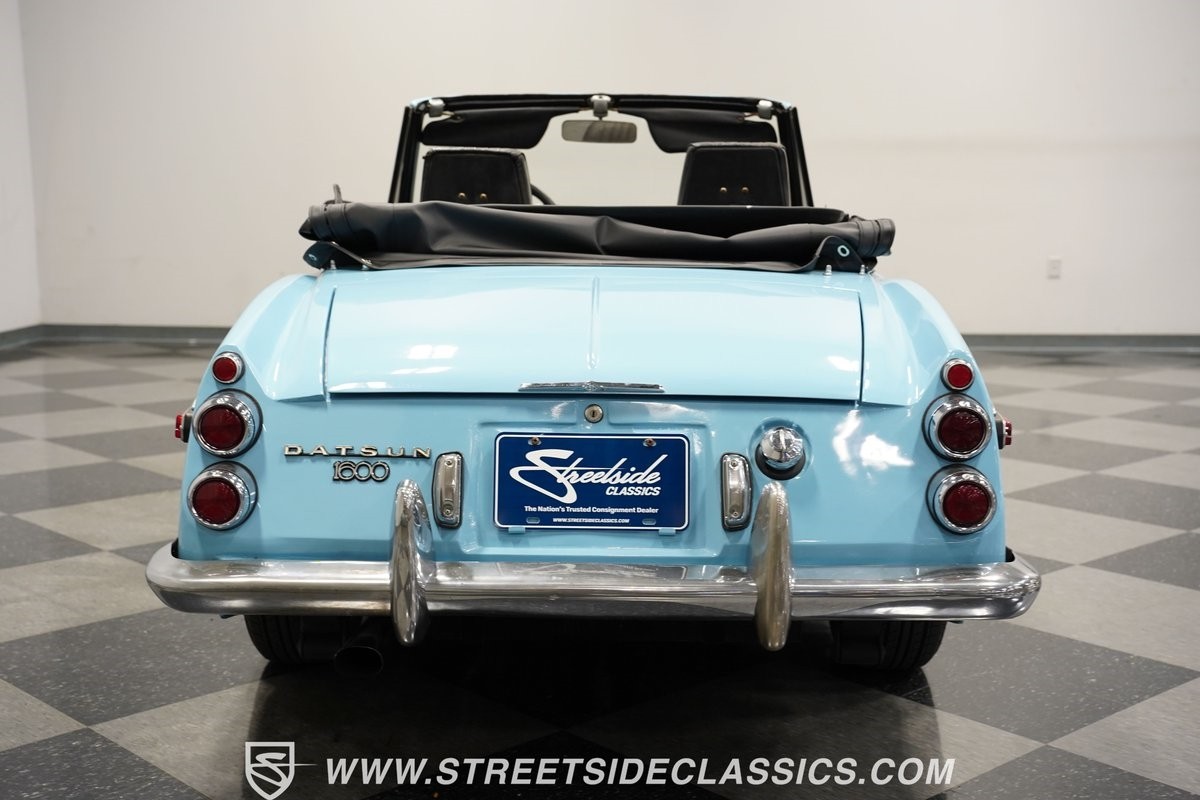 Datsun-1600-1970-Convertible-24