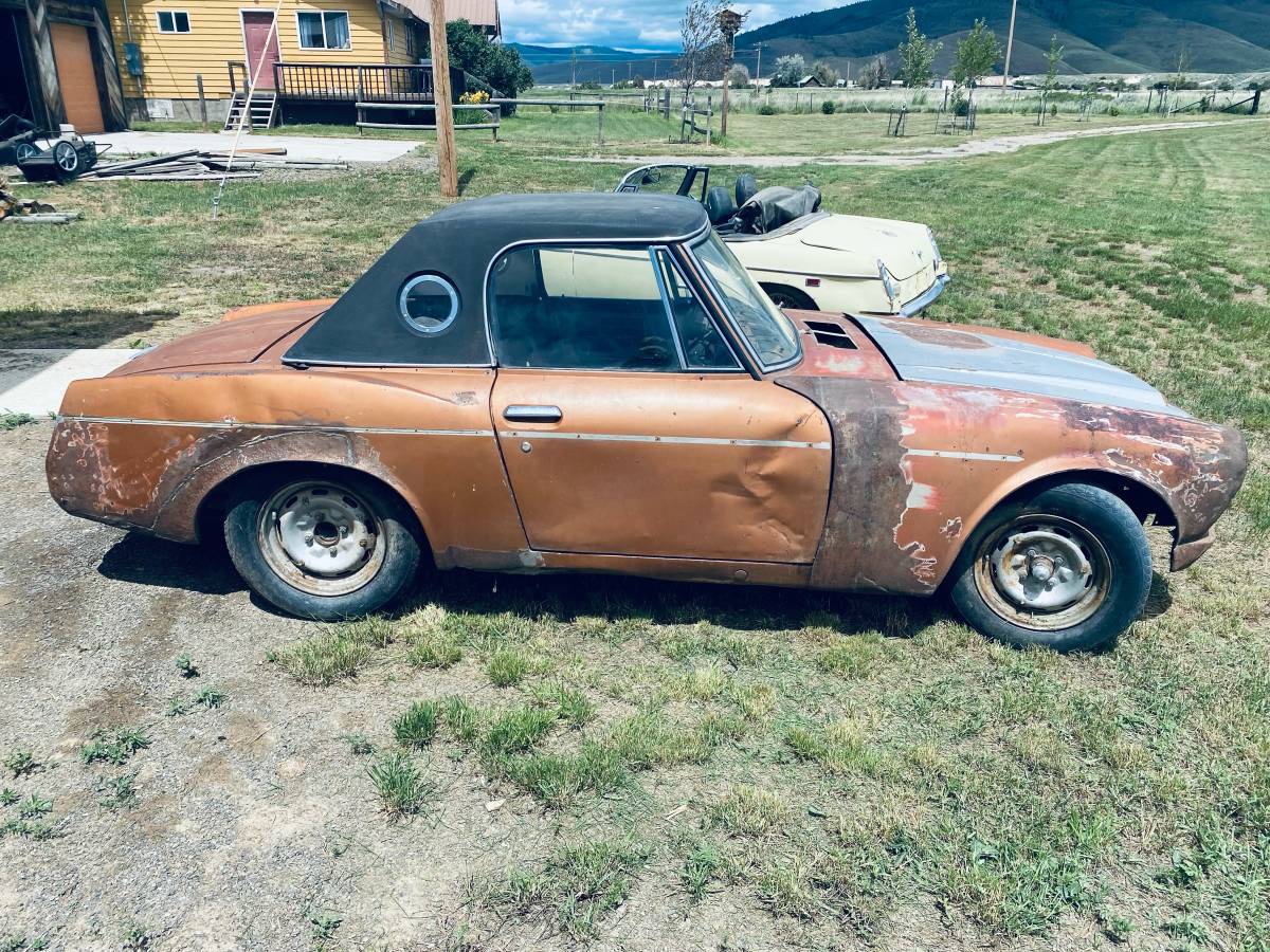 Datsun-1600-roadster-1968-brown-2