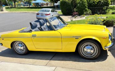 Datsun-1600-roadster-1969-yellow-1