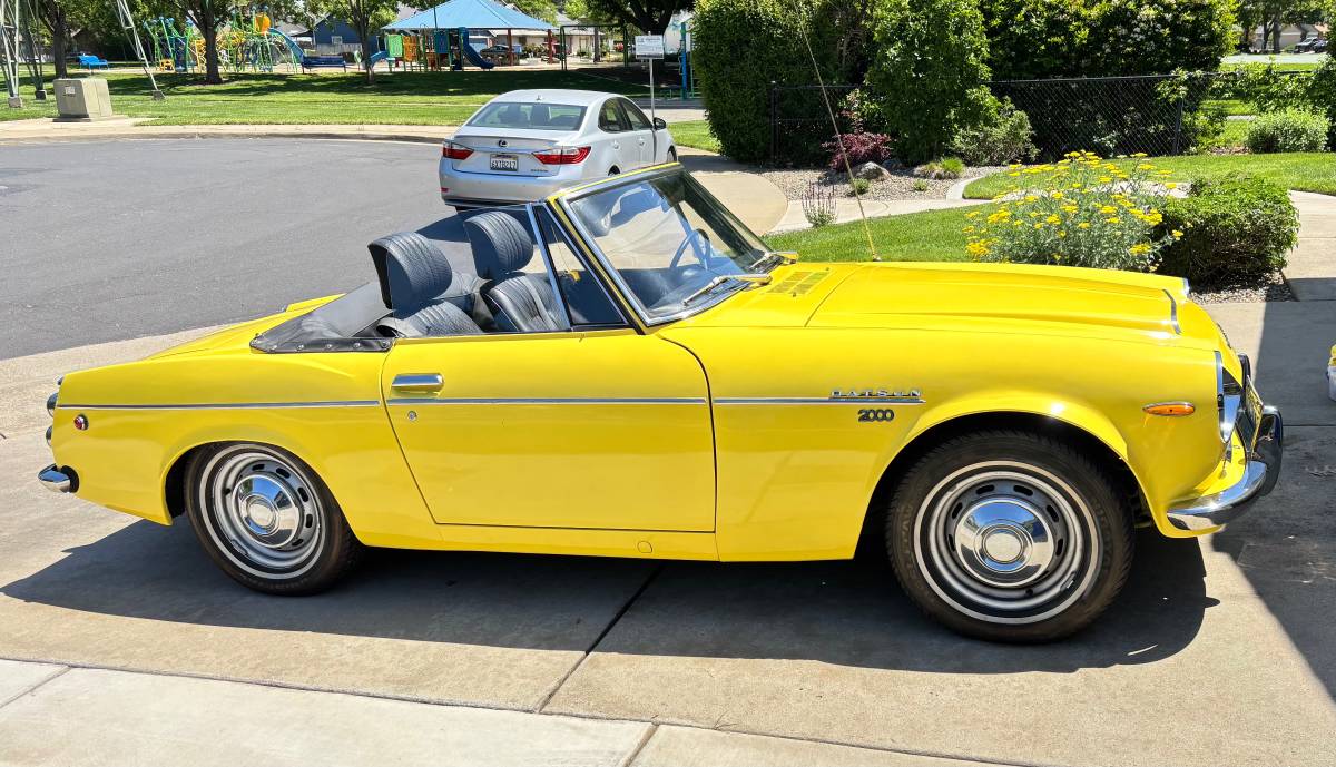 Datsun-1600-roadster-1969-yellow-1