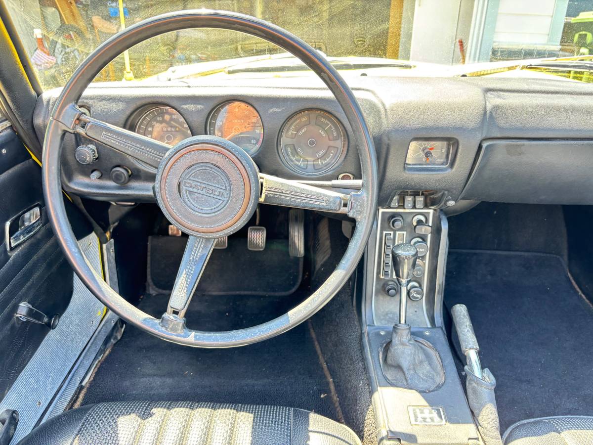 Datsun-1600-roadster-1969-yellow-10