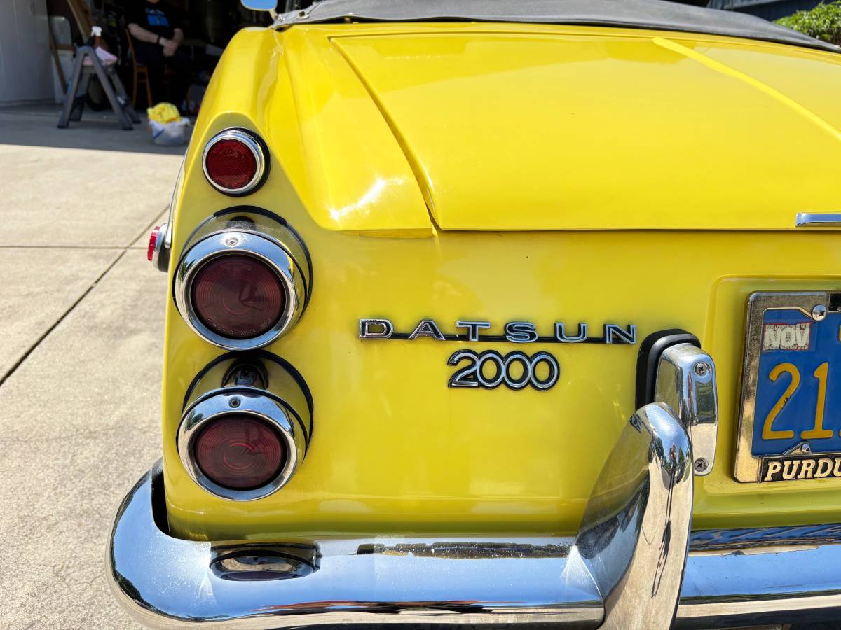 Datsun-1600-roadster-1969-yellow-11