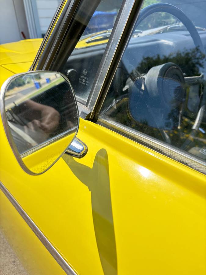 Datsun-1600-roadster-1969-yellow-12