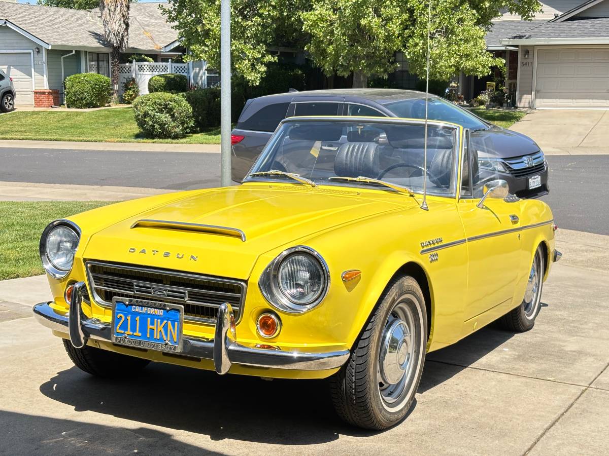 Datsun-1600-roadster-1969-yellow-3
