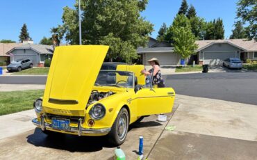 Datsun-1600-roadster-1969-yellow-4