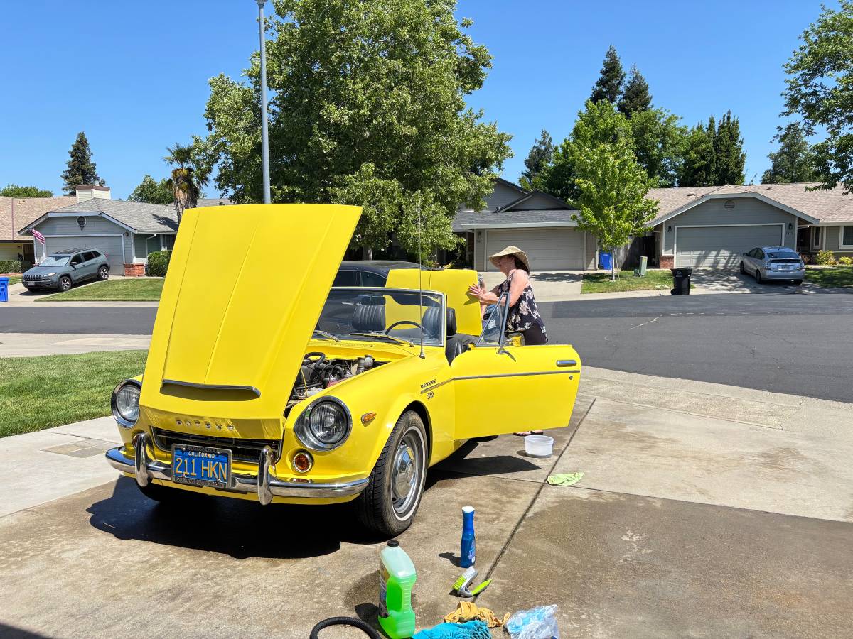 Datsun-1600-roadster-1969-yellow-4