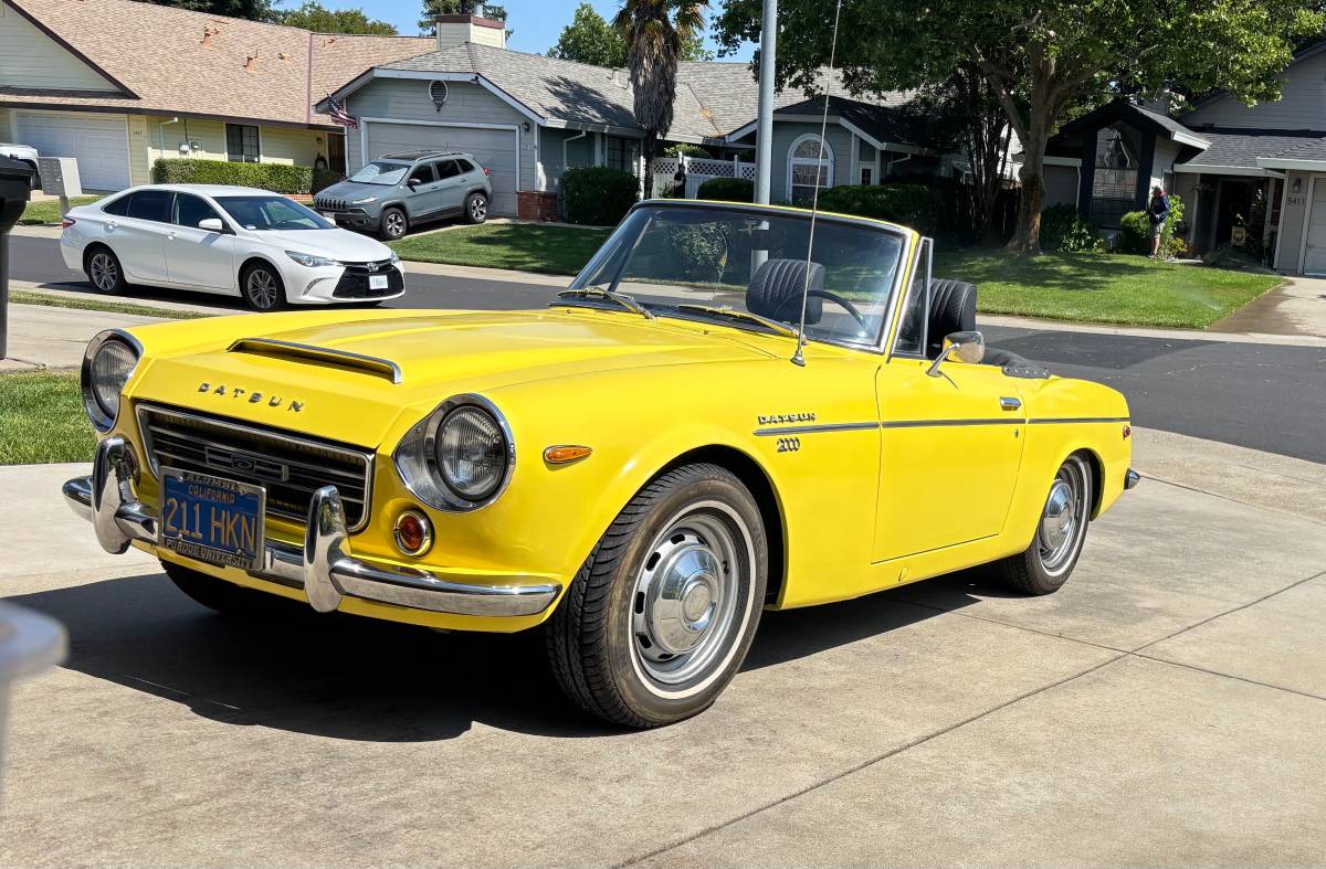 Datsun-1600-roadster-1969-yellow-5