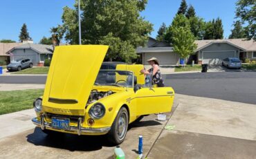 Datsun-1600-roadster-1969-yellow-7