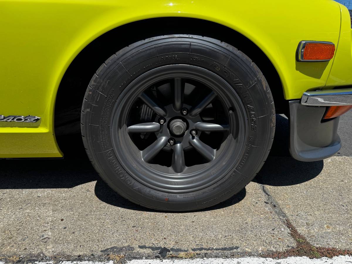 Datsun-240z-1971-yellow-15