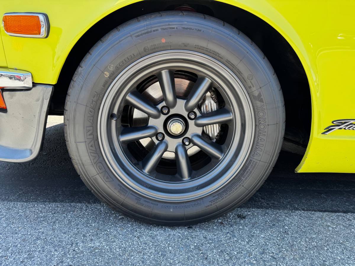 Datsun-240z-1971-yellow-18