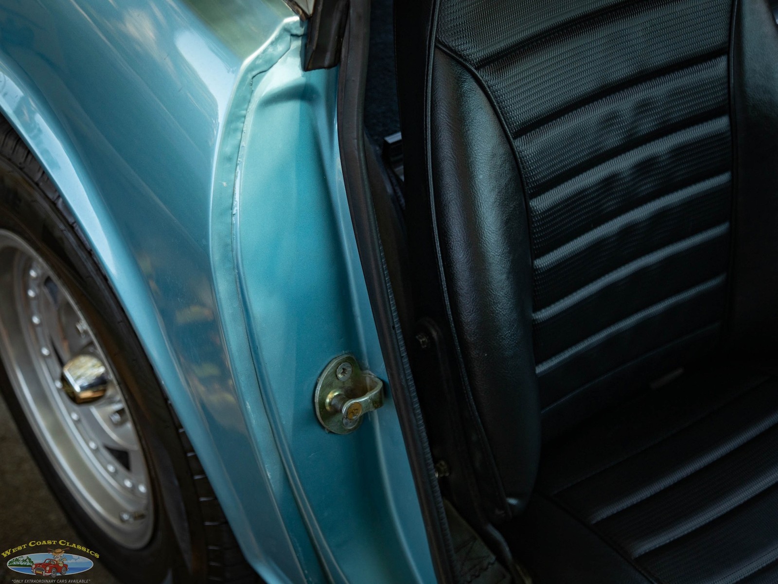 Datsun-280Z-5-spd-Coupe-1977-2-Door-Coupe-23