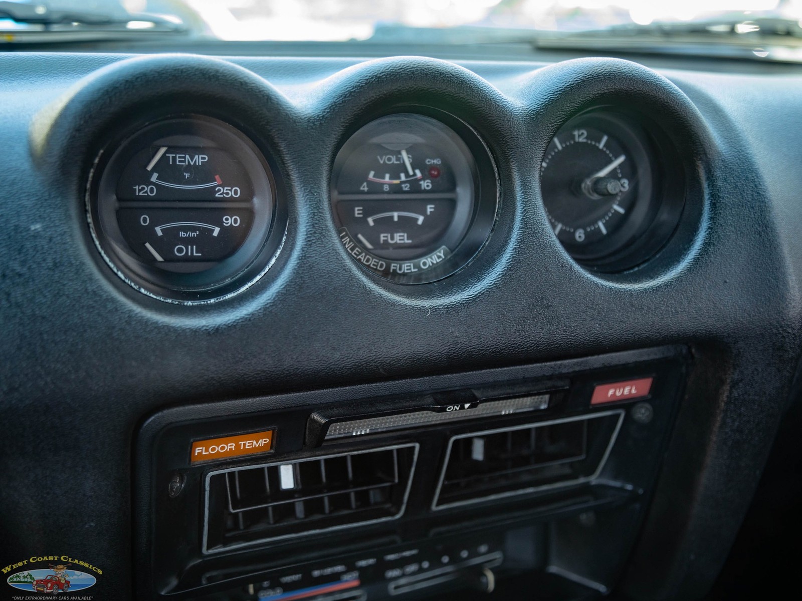 Datsun-280Z-5-spd-Coupe-1977-2-Door-Coupe-38